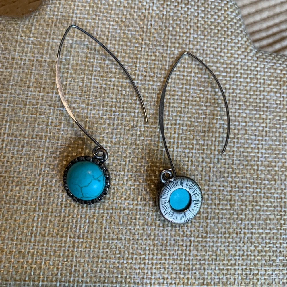 Pretty turquoise look Howlite earrings. Silver tone